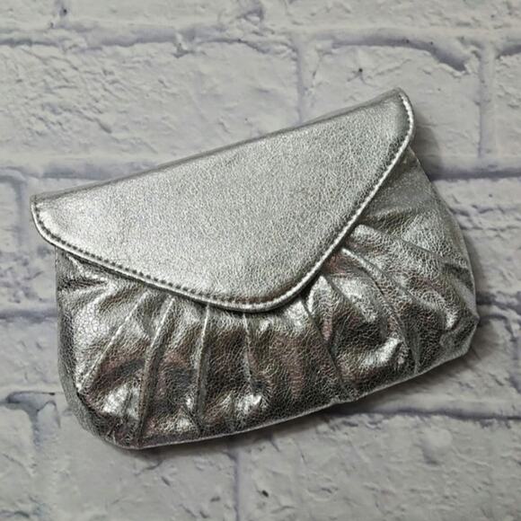NWT Urban Expressions Silver Envelope Clutch - Picture 1 of 10